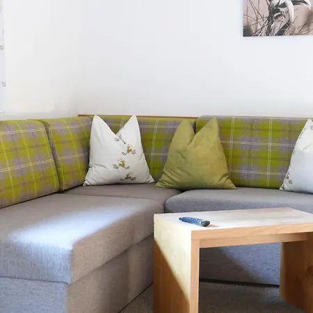 לינה וארוחת בוקר Haus Tirol 3*